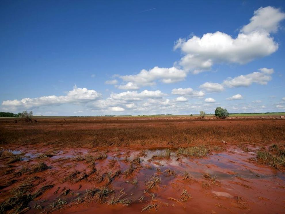Un campo teñido por el barro rojo tóxico, a las afueras de Kolontar, a 167 kilómetros de Budapest