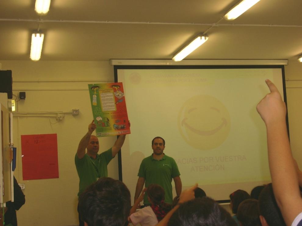 Los voluntarios apoyan su exposición ante los niños del colegio Hispanidad con carteles sobre el medio ambiente