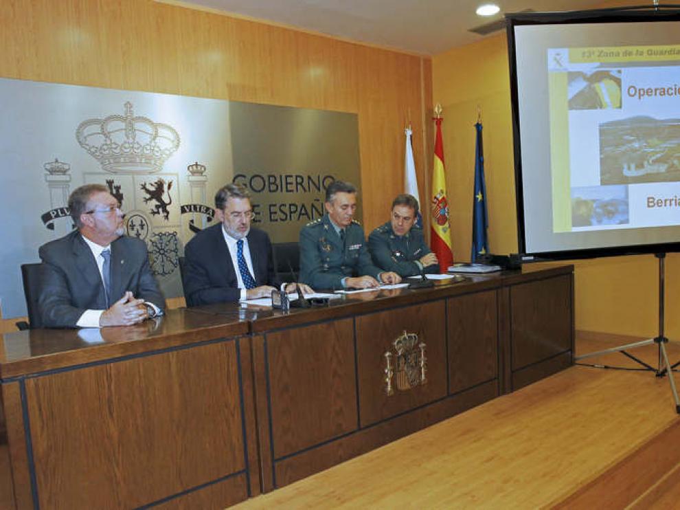 El director de El Dueso, Carlos Fonfría y el delegado del Gobierno Agustín Ibañez, con el coronel jefe y el teniente de la Guardia Civil de Cantabria