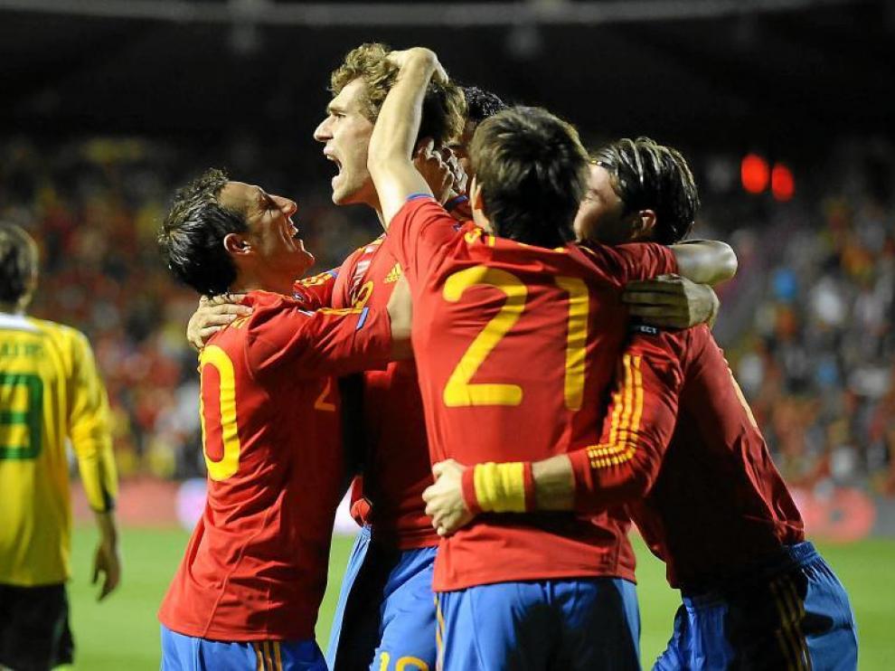 Los futbolistas de la selección española abrazan a Llorente, durante el partido de ayer ante Lituania.