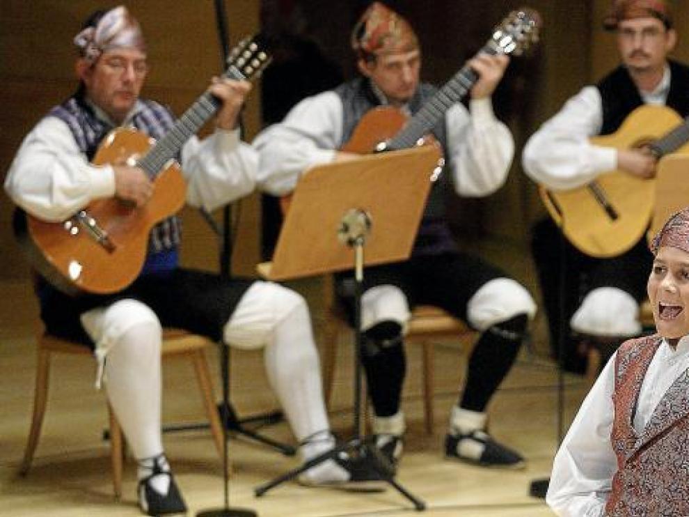Veintitrés cantadores y seis parejas de baile compitieron ayer en el Certamen Oficial Infantil y Juvenil de Jota Aragonesa.