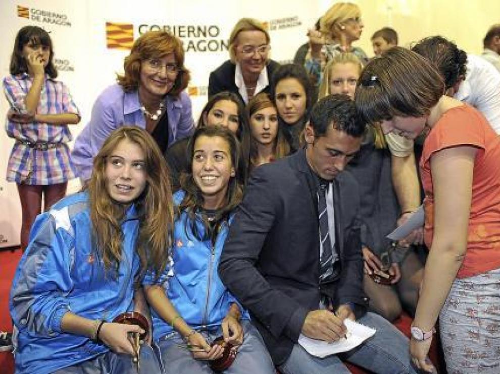 Almunia (al fondo), en la entrega de la medalla al mérito deportivo a Arbeloa
