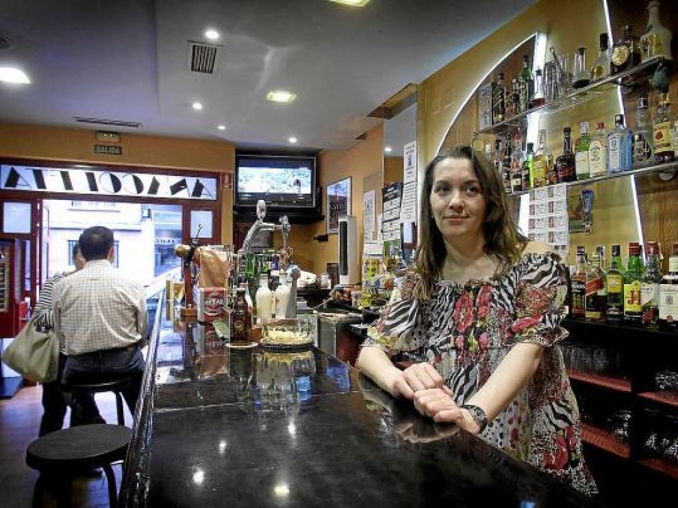 Isabel González, ayer, en su bar de la calle Reina Fabiola de Zaragoza.