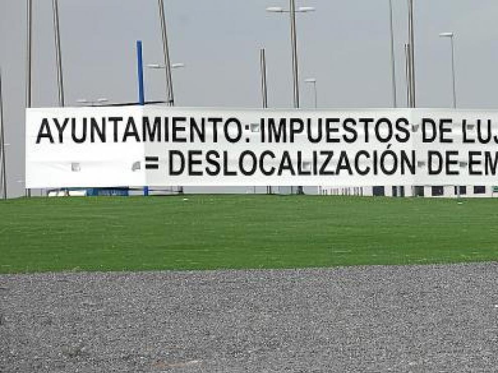 Cartel contra el Ayuntamiento colocado por la Asociación de Empresarios de Plaza