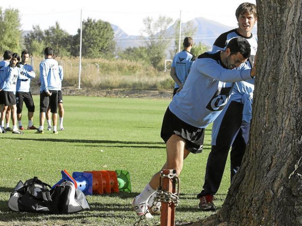Sorribas estira el gemelo izquierdo en un entrenamiento de esta semana en el Montearagón.
