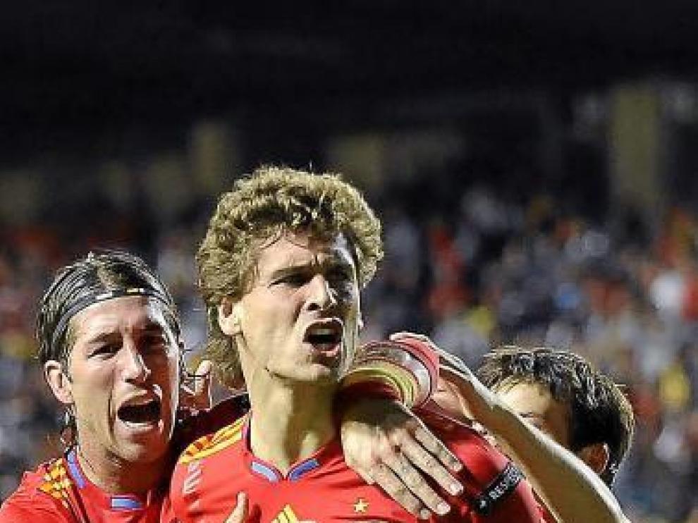 Fernando Llorente celebra uno de sus goles ante Lituania.