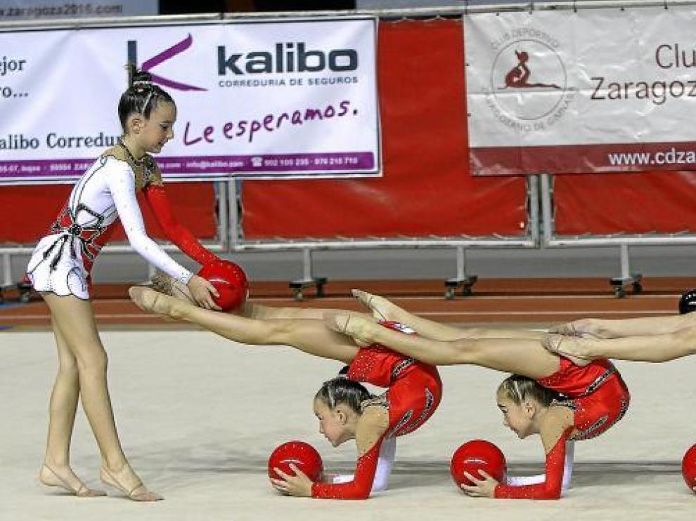 Un equipo, durante una de sus dos actuaciones ayer en el Palacio de los Deportes de Zaragoza.