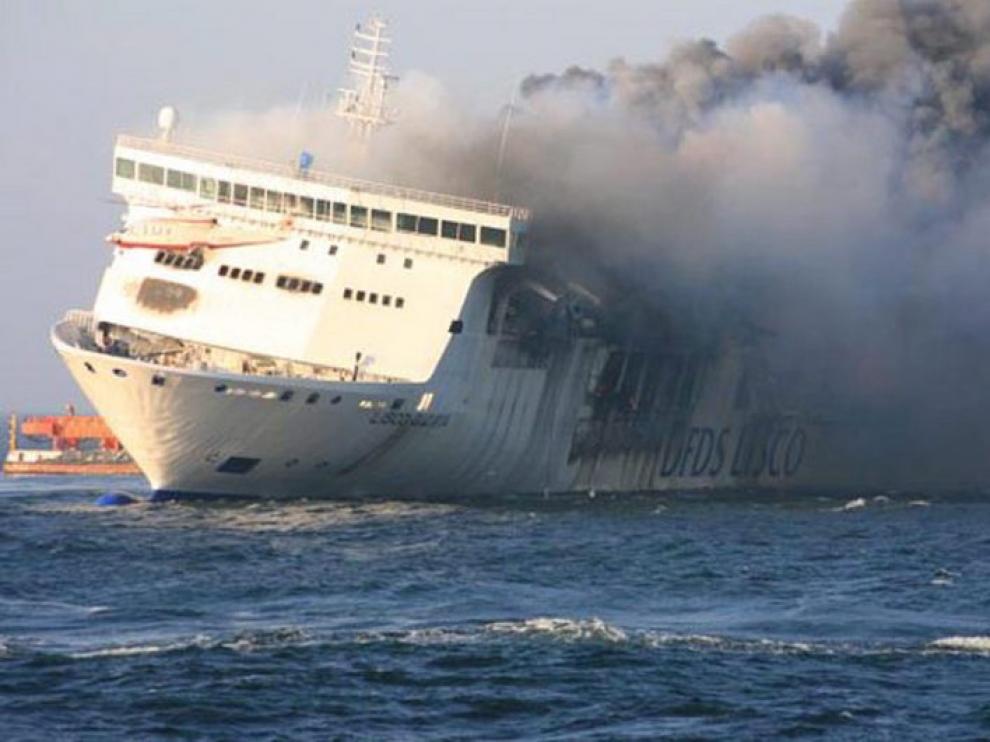 El barco comenzó a arder y tuvo que ser evacuado