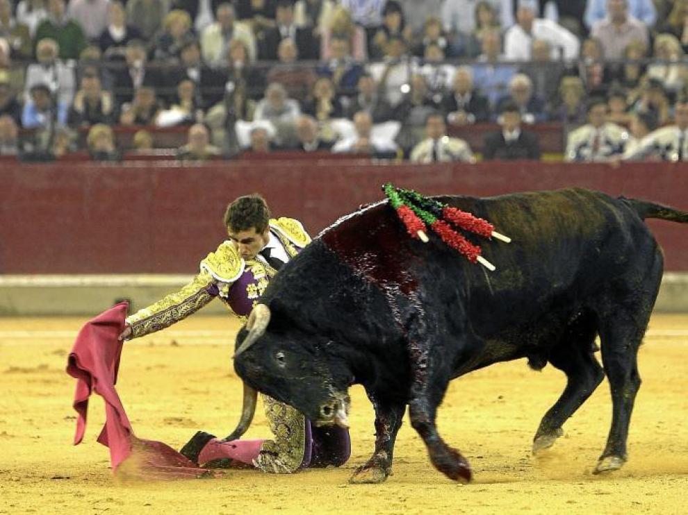 Derechazo de rodillas del Fandi al buen quinto de la corrida de Salvador Domecq, llamado Cantaor.