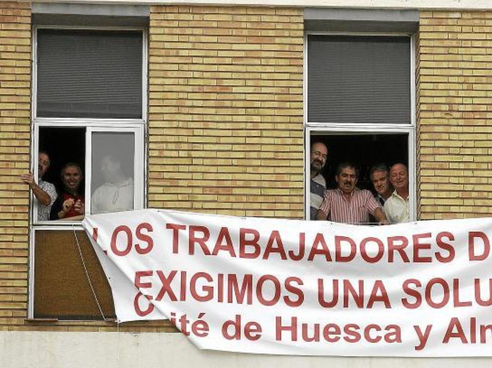 Los trabajadores de Luna, la última gran industria de Huesca, iniciaron un encierro el jueves en la segunda planta de las oficinas.