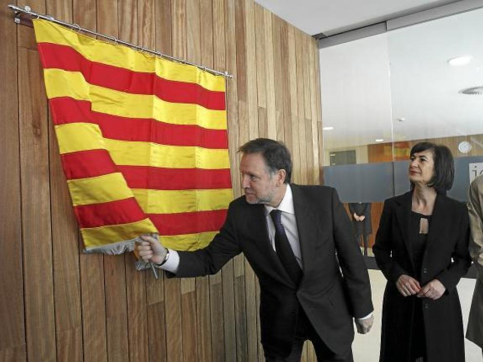 Iglesias y la consejera de Servicios Sociales, Ana Fernández, inaugurando un centro de mayores.