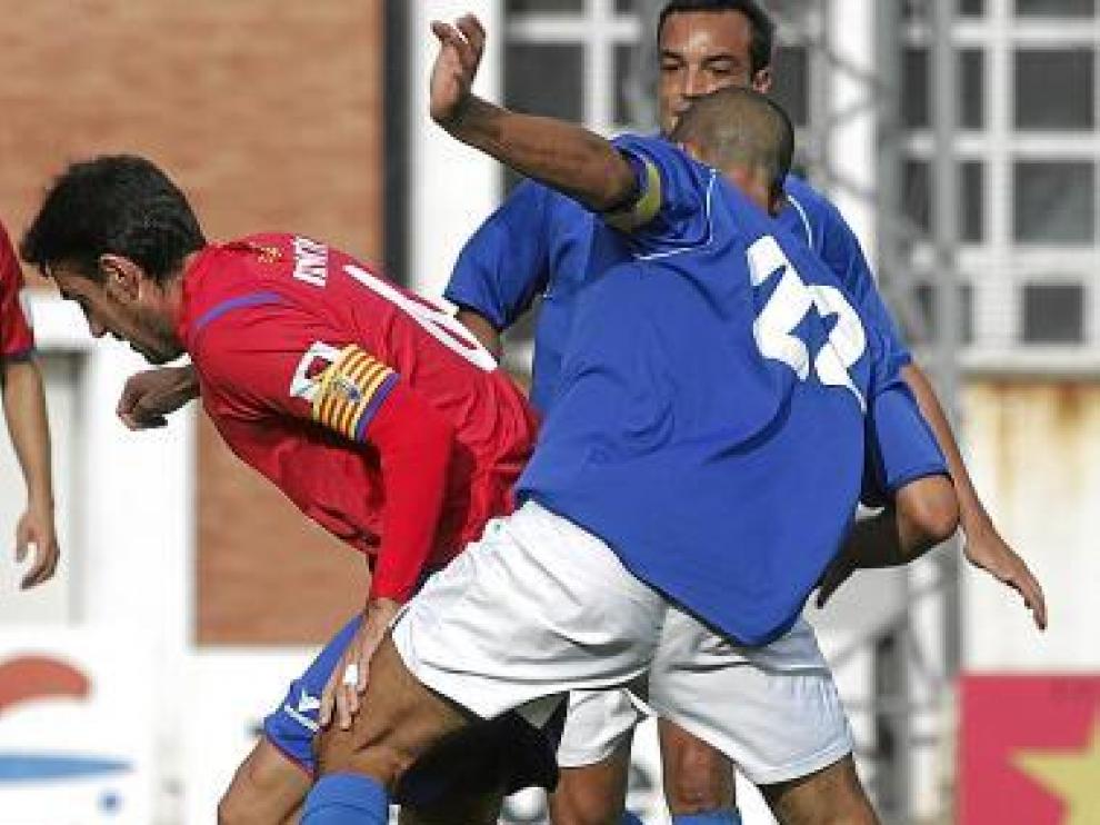 Javier Monforte protege el balón, en el partido de ayer.