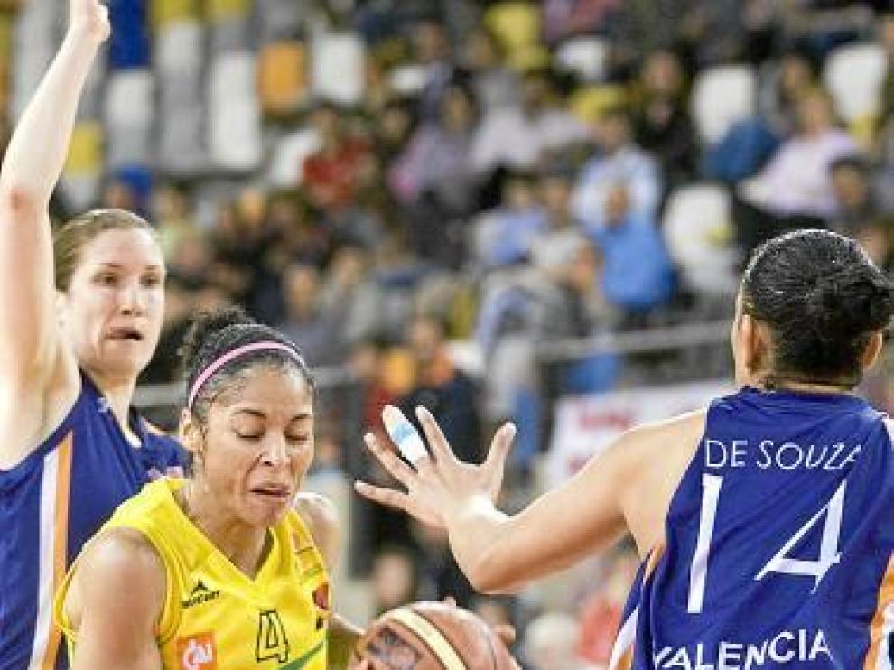 Allison Feaster protege un balón ante De Souza.