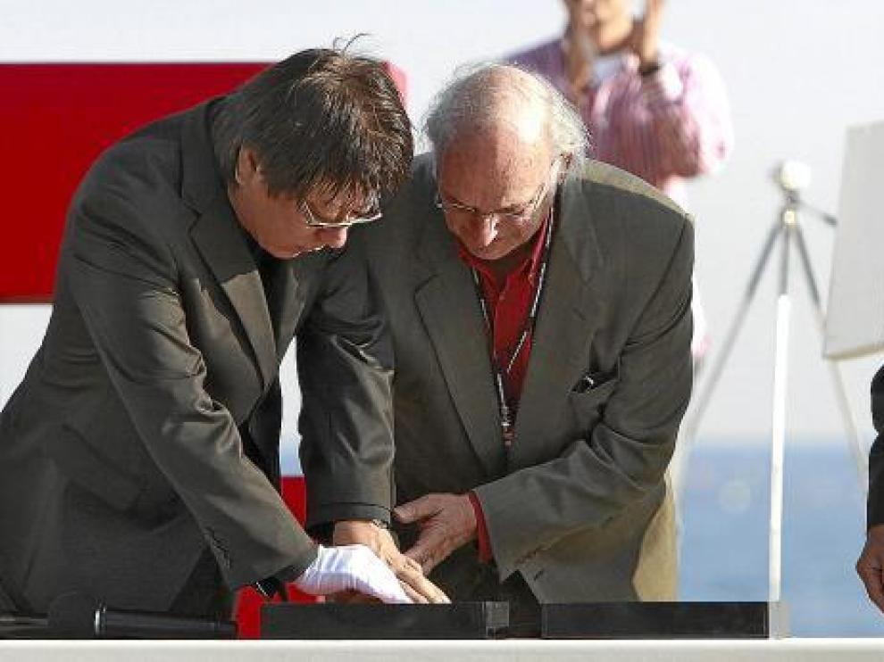 Carlos Saura deja la huella de su mano en un molde, ayer, en el Festival Internacional de Cine de Busan.