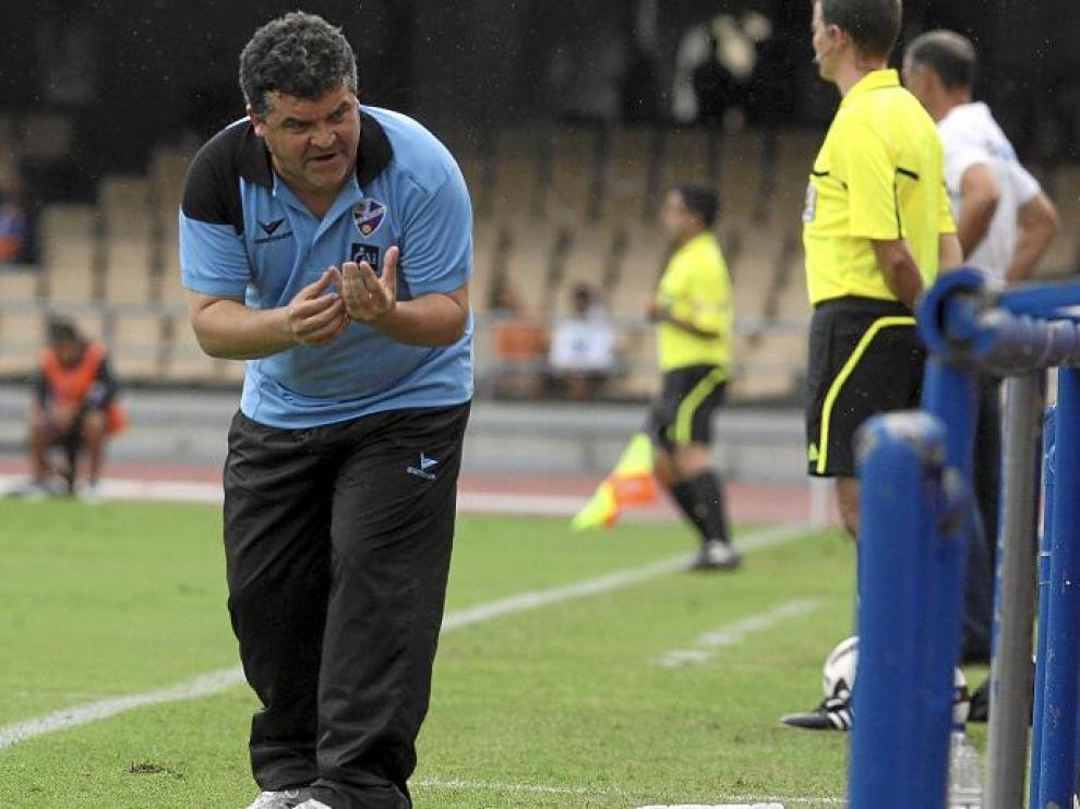 El entrenador del Huesca, Onésimo Sánchez, se dirige a su banquillo durante el encuentro de ayer.
