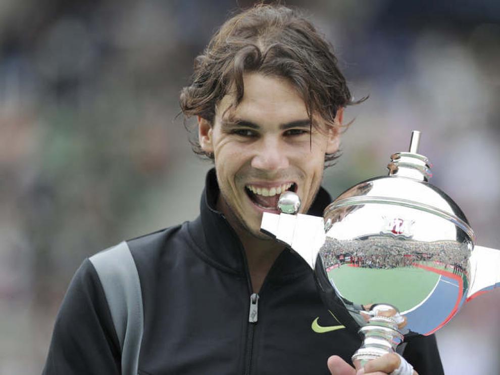 Rafa, mordiendo el trofeo de ganador