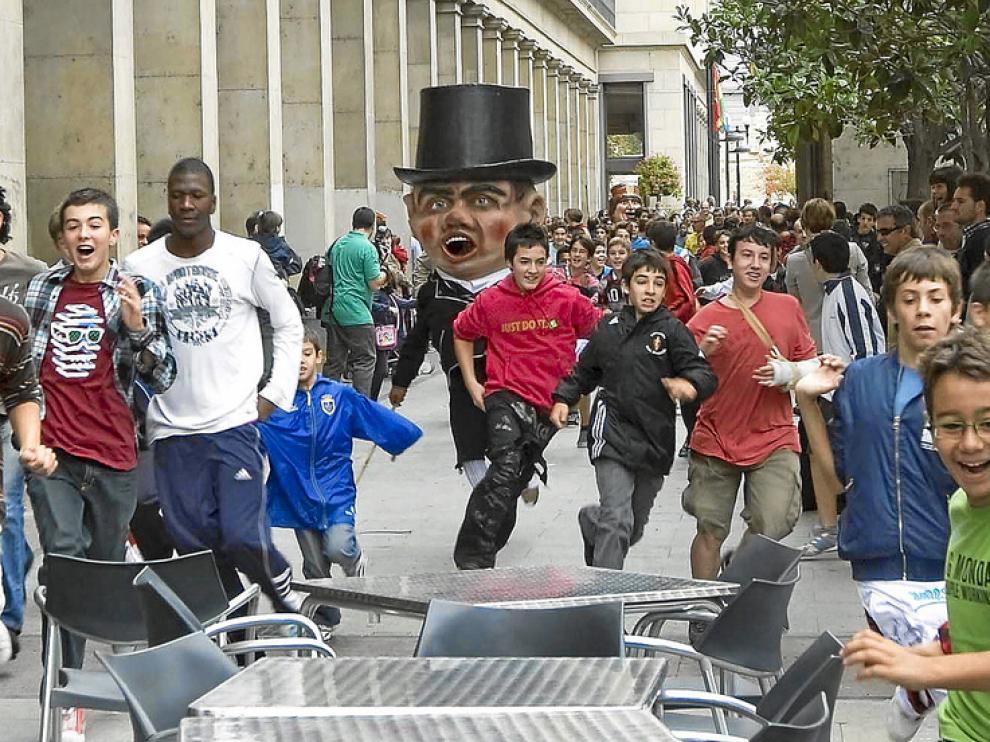 Los cabezudos, en acción, en el paseo de la Independencia