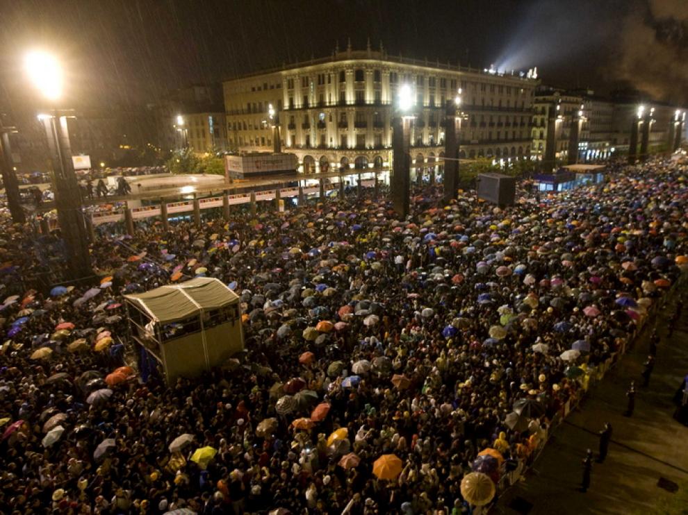 Multitudes en la plaza del Pilar para asistir al pregón