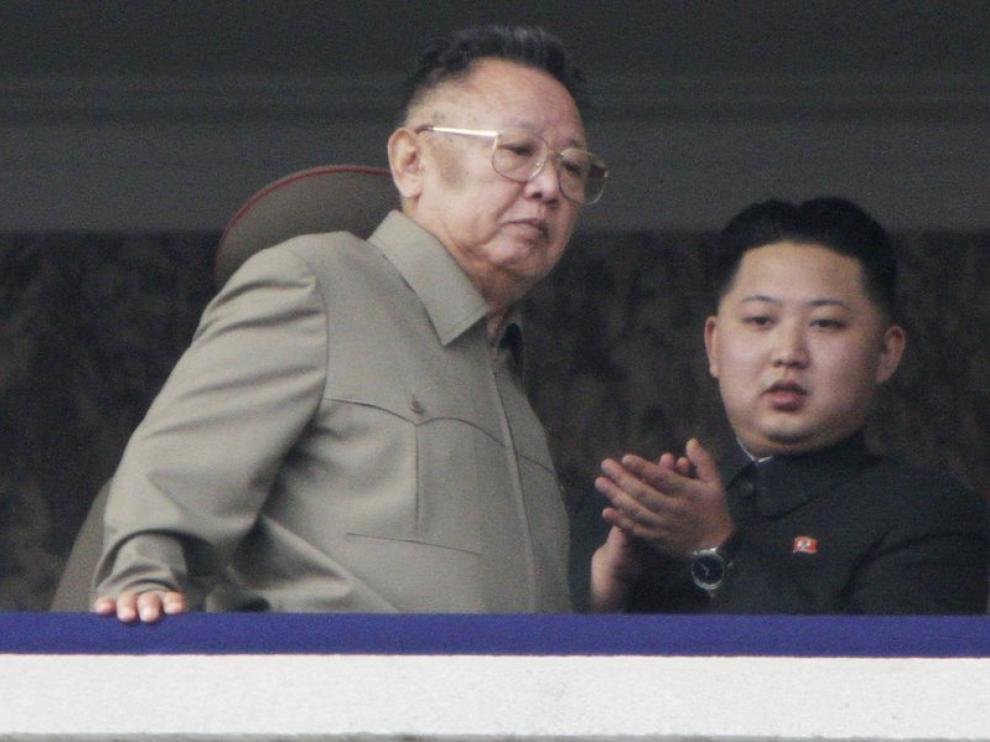 Kim Jong-il con su hijo menor, Kim Jong-un