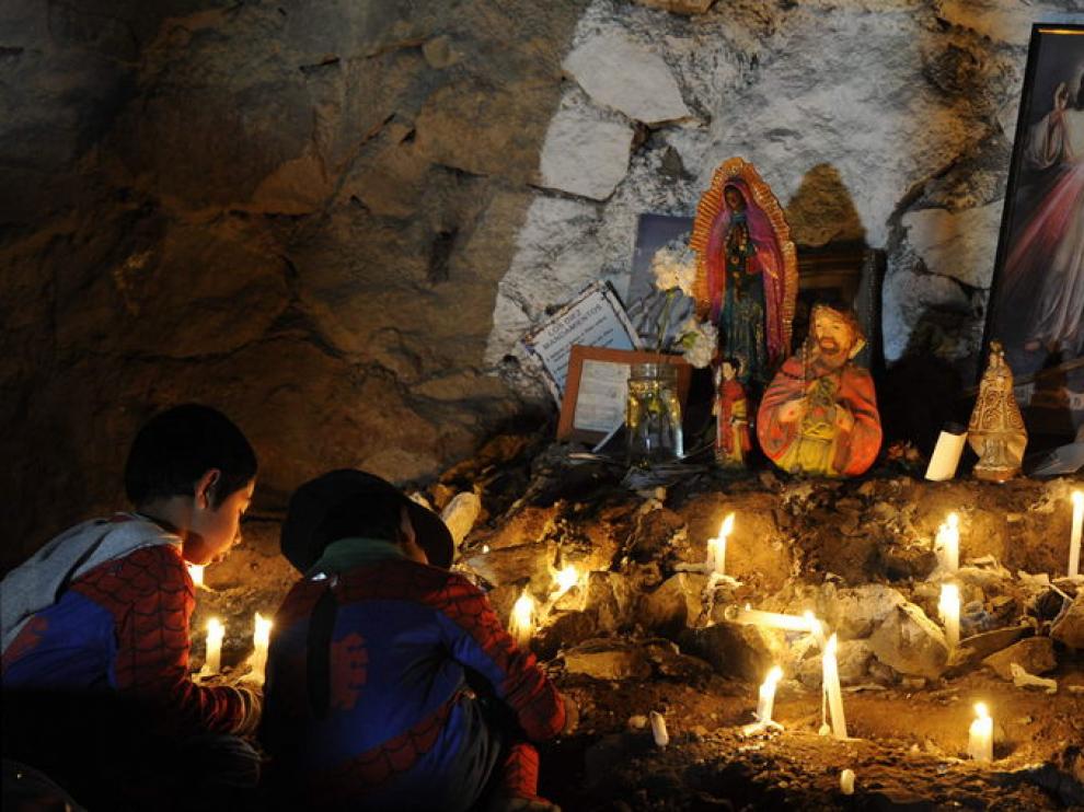 Velas y mensajes en el campamento Esperanza, fuera de la mina
