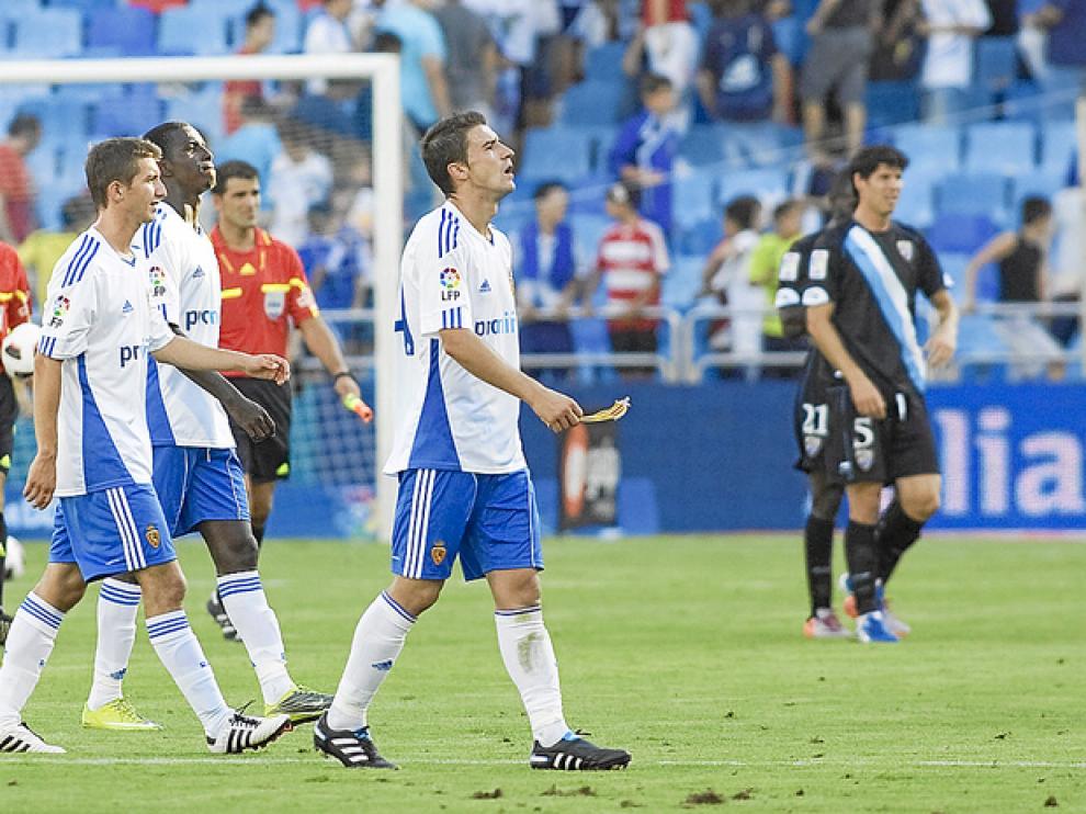 Los jugadores del Zaragoza se retiran desolados tras perder ante el Málaga en el segundo partido de liga