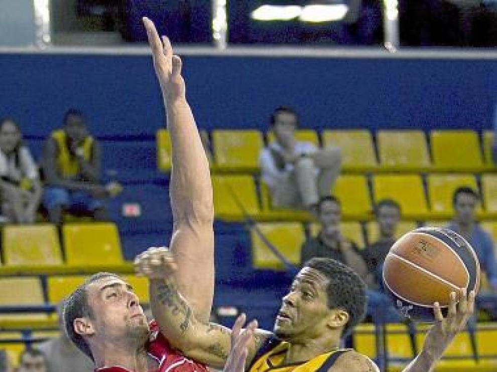 Pablo Aguilar trata de frenar a Taurean Green.