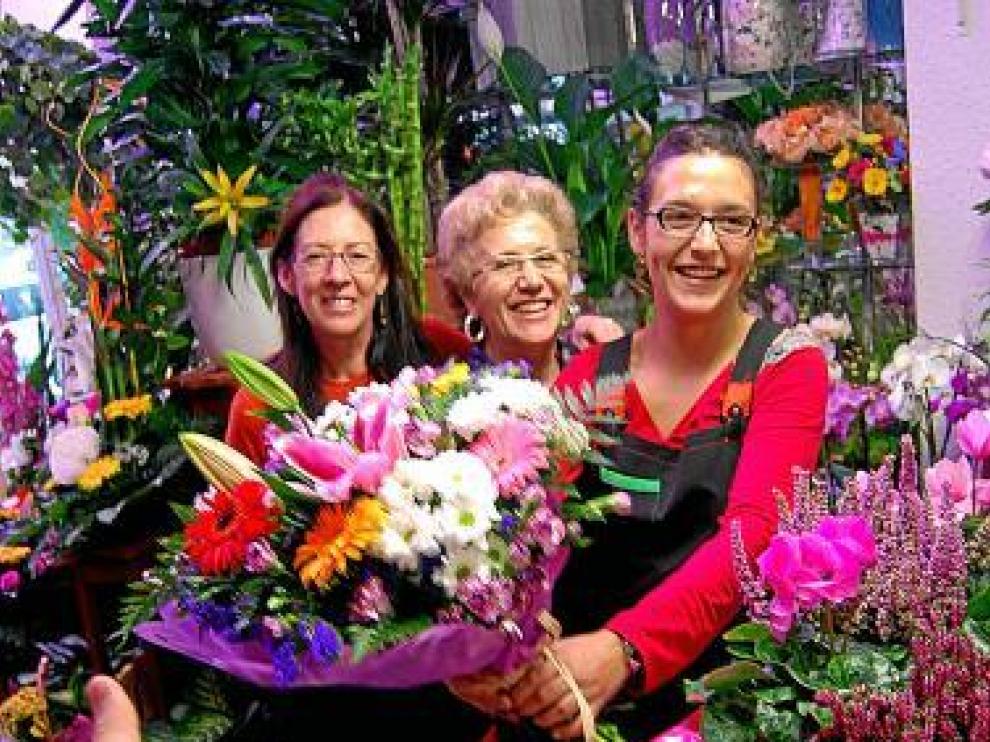 Las chicas de oro del comercio floral con mi ramo. Fantásticas.