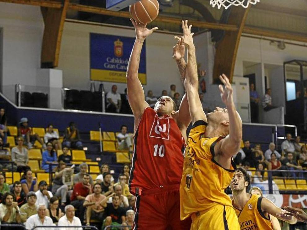 Hettsheimeir se dispone a anotar tirando contra tablero en el partido jugado frente a Gran Canaria.