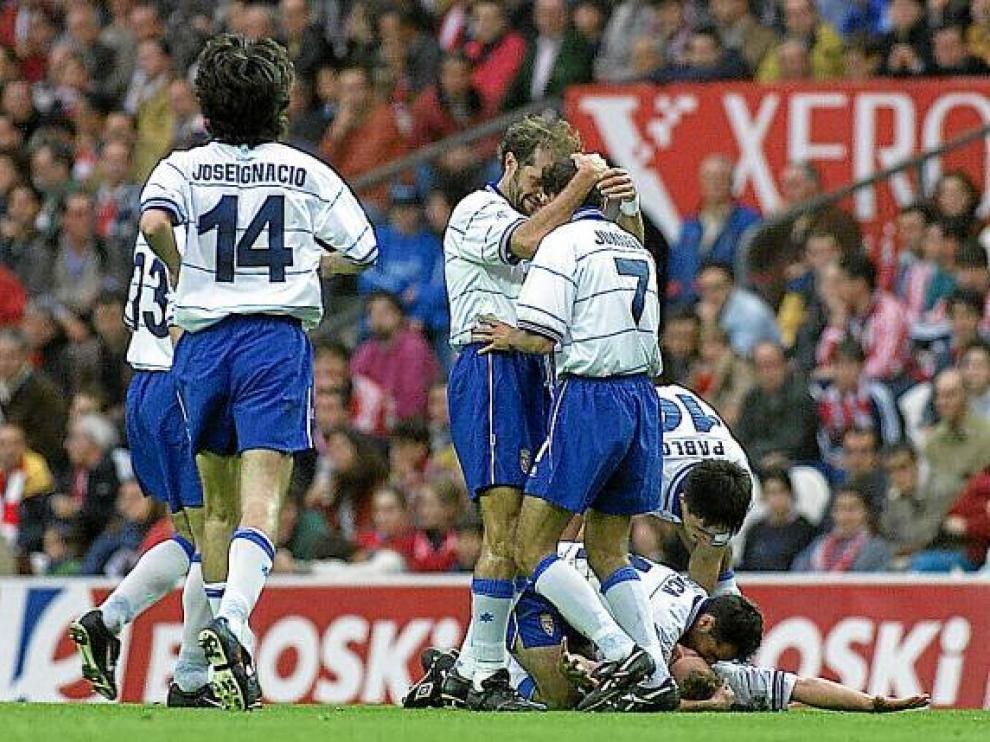 Imagen de noviembre de 2000: el Zaragoza de Juanele y compañía gana en Bilbao, hecho insólito.