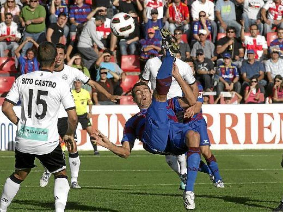 Roberto remata de espaldas, en el encuentro ante el Salamanca.