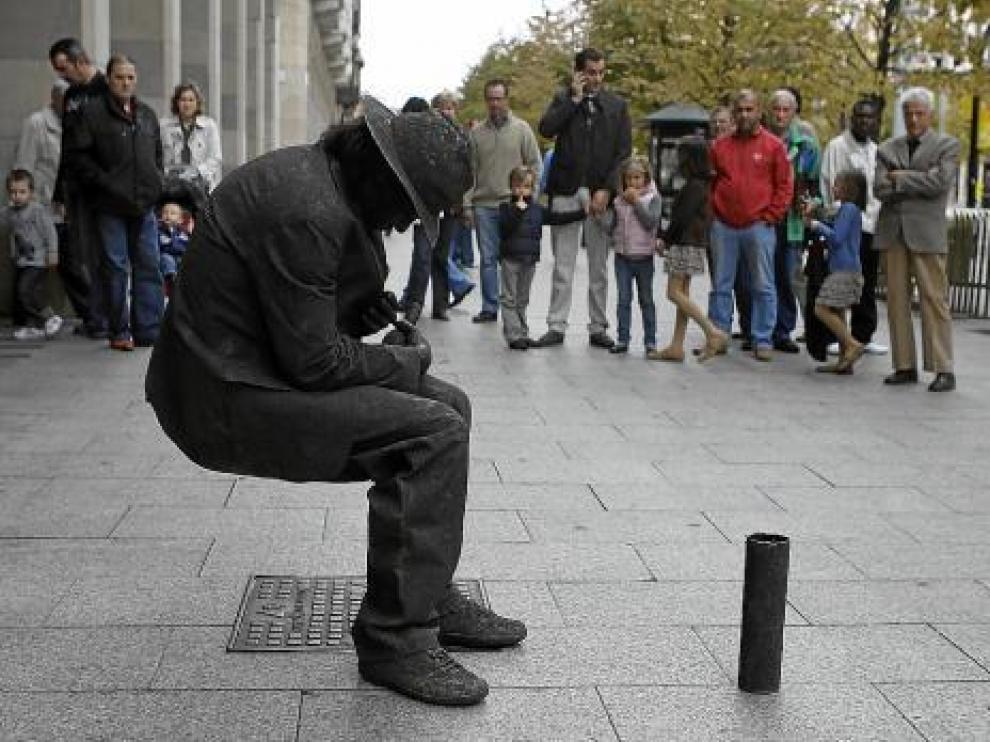 Los espectadores contemplan en el paseo de la Independencia a Jaime Jurio, el 'borracho' que levita.