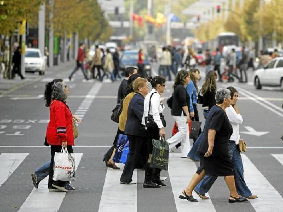 Ciudadanos paseando por el centro de Zaragoza