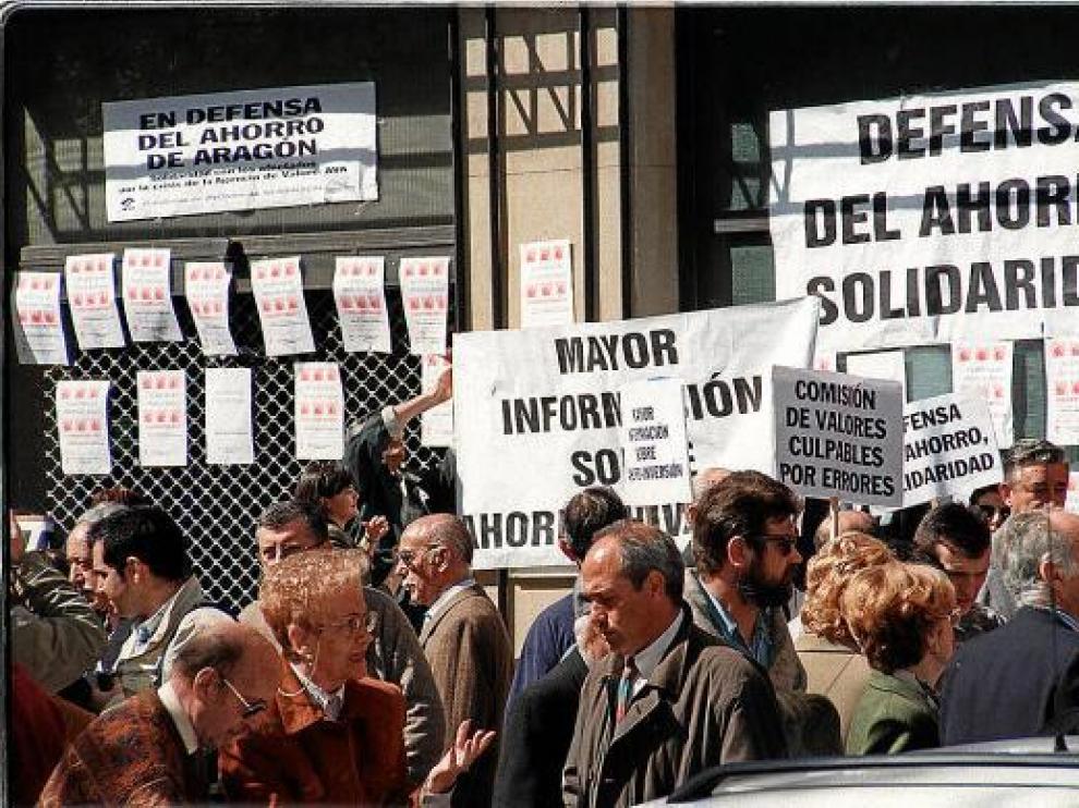 Manifestación de afectados por el caso AVA ante la sede de la agencia en Zaragoza, en abril de 1998.