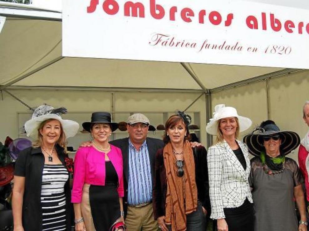 Cristina Marín, Marisa Bernal, Rafael Albero, Conchita Benués, Laura Ortega, Isabel Martínez y Jesús Lamuela, ayer, en el Club Hípico Doble F de Zaragoza.