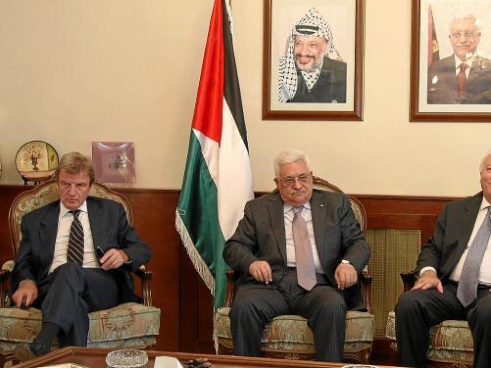 Kouchner (i) y Moratinos se entrevistaron ayer con Mahmud Abás en Amán (Jordania).