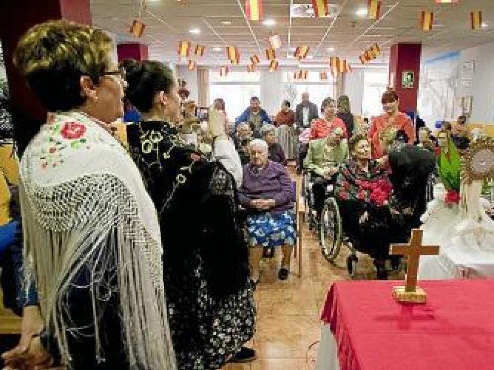 Ángeles García pasa en su silla con la Cruz de Lorena.