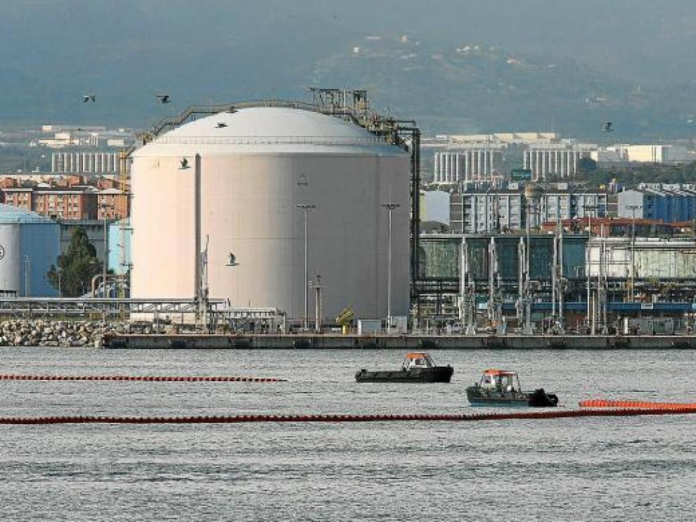 Instalación de las barreras de protección para contener la mancha de fuel en el puerto.