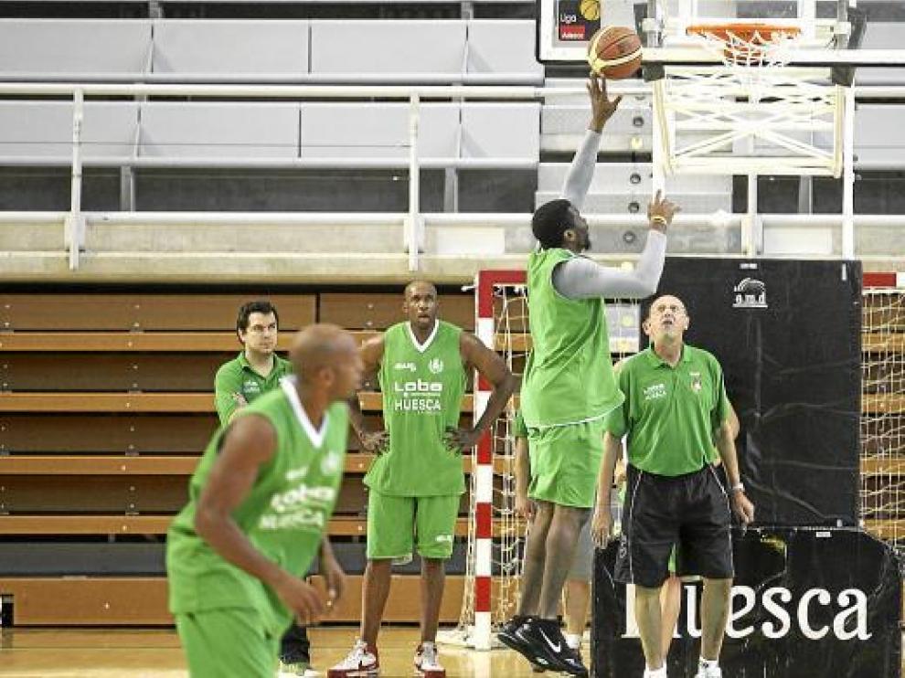 Imagen de un entrenamiento del Lobe Huesca en el Palacio de los Deportes.