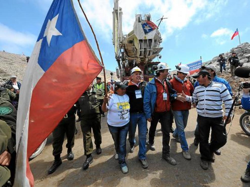 Familiares de los atrapados y miembros de los equipos de rescate, ayer en la mina.