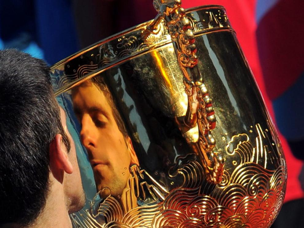 Djokovic besa el trofeo después de vencer a Ferrer