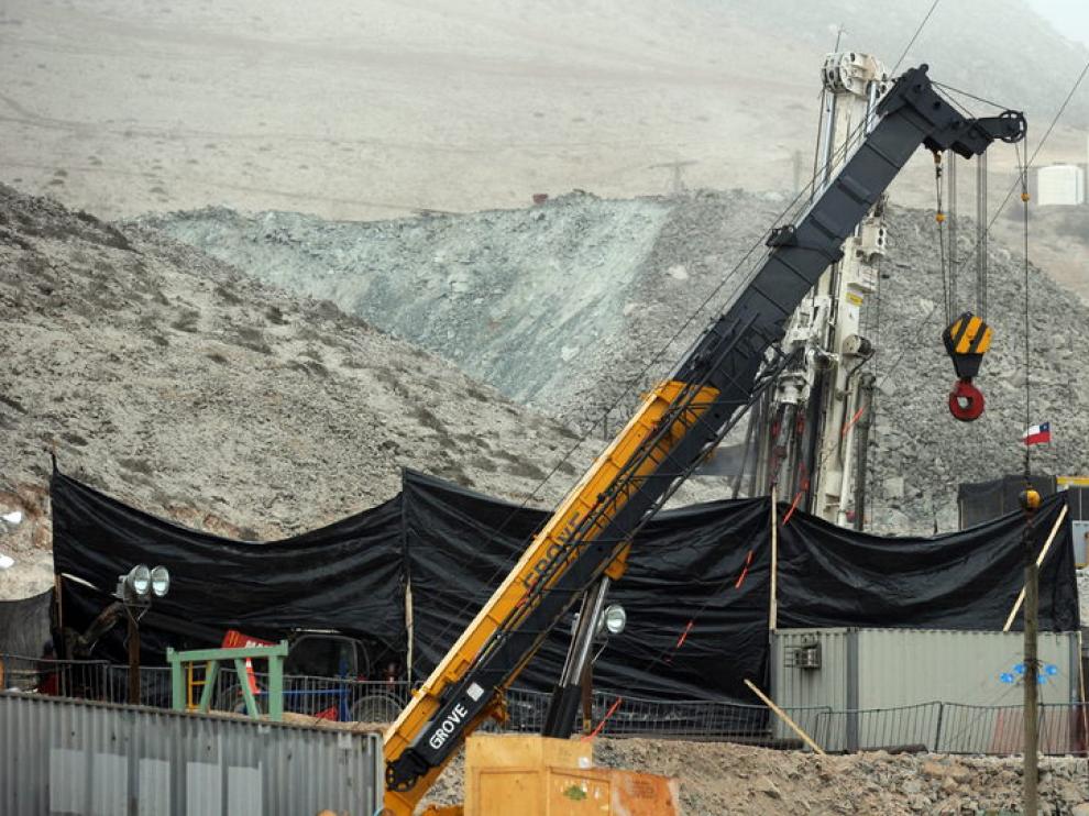 La grúa que ha estado trabajando para terminar el túnel por donde saldrán los mineros