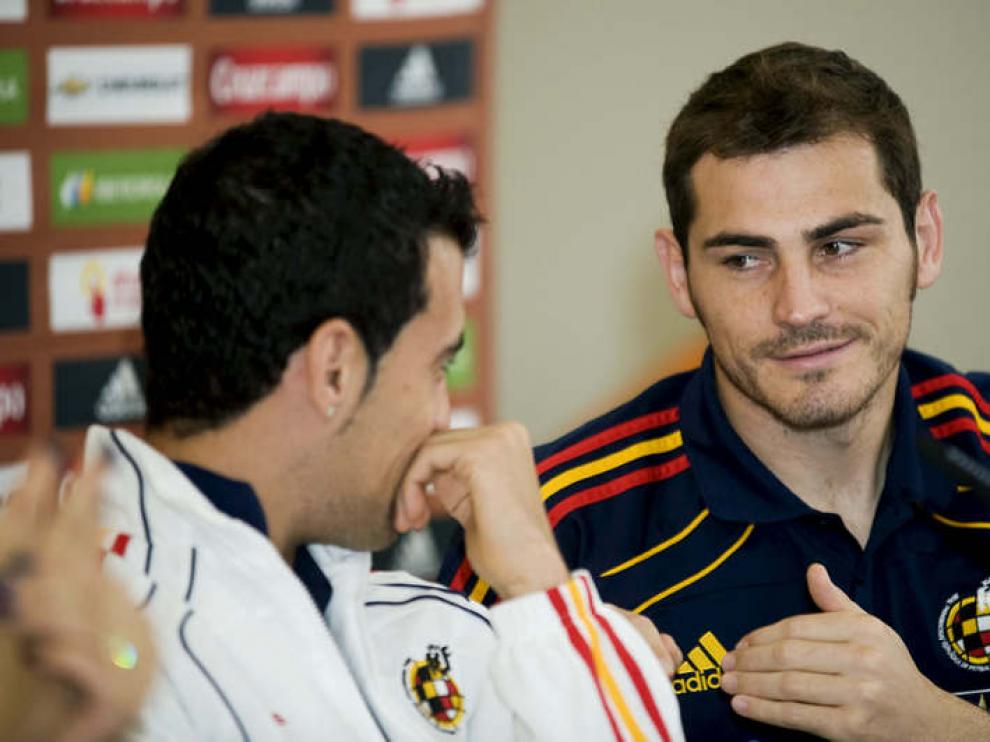 Casillas y Busquets en rueda de prensa