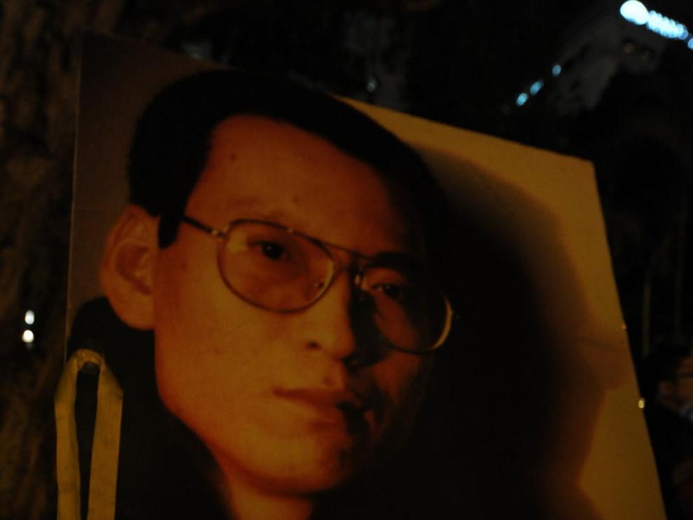 Una vela colocada junto a una imagen del nobel de la Paz 2010 Liu Xiaobo