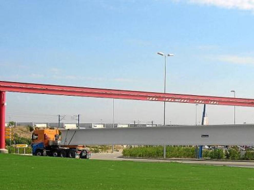 Viga especial de 50 metros ejecutada por Tecnyconta Prefabricados de Hormigón para una de las naves del polígono Plaza de Zaragoza.