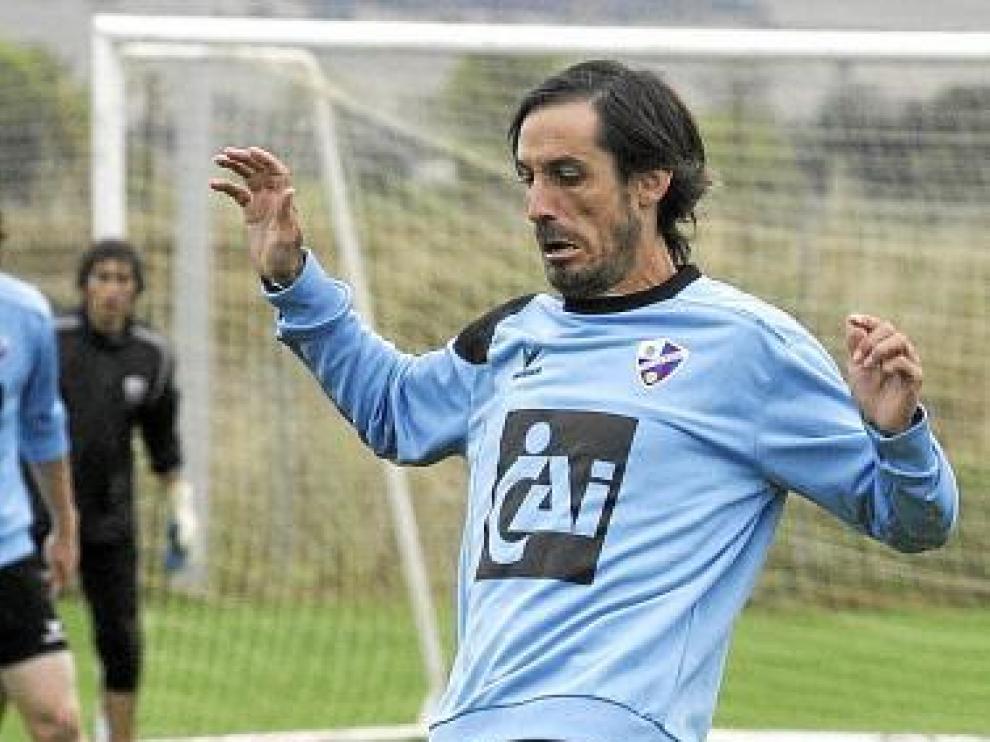 El juvenil Garcés pugna con Camacho.