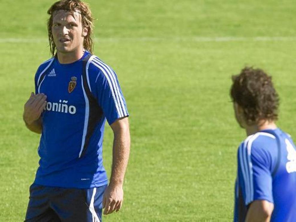 Lanzaro mira a Contini en un entrenamiento reciente. Buscan la sintonía perfecta para Bilbao.