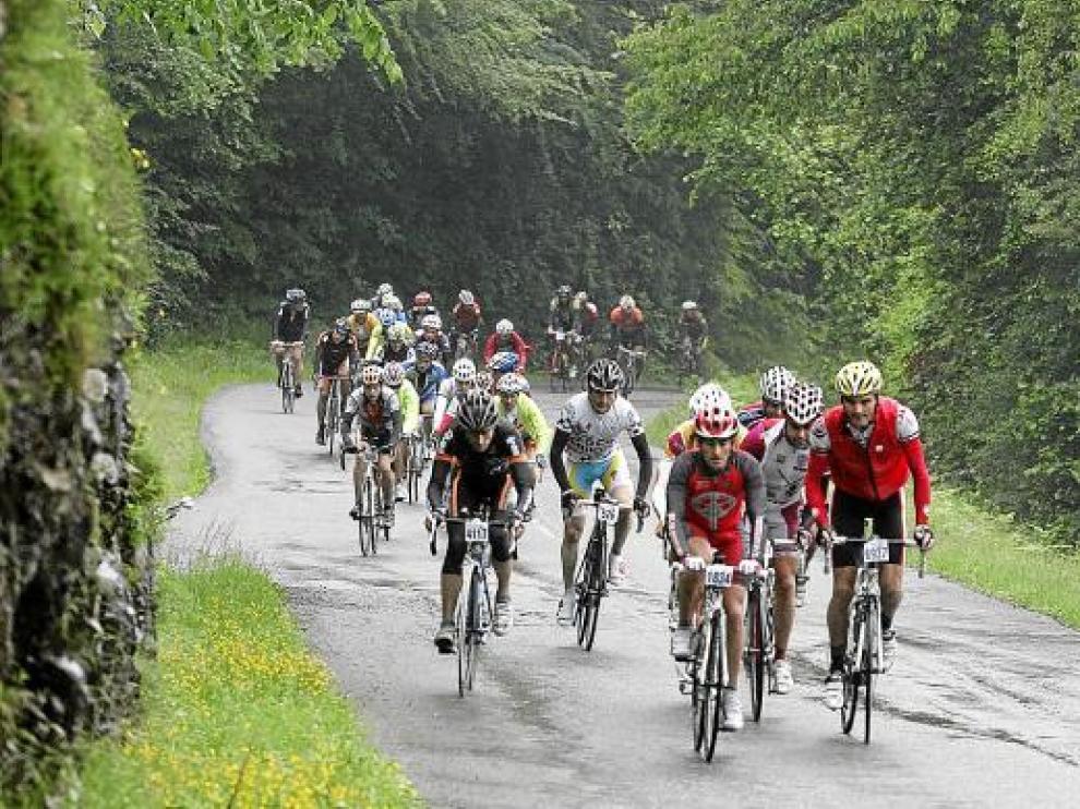 Un grupo de cicloturistas en la última edición de la Quebrantahuesos.