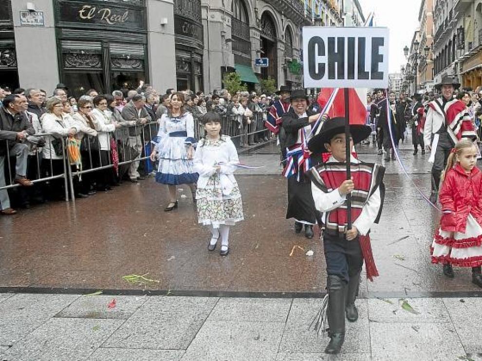 Momento en el que la comitiva de Chile llegaba a la plaza del Pilar, y recibía el apoyo de los congregados para disfrutar de la Ofrenda.
