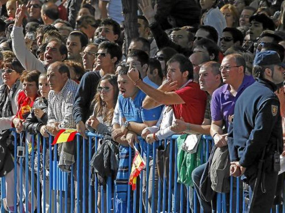 Asistentes al desfile lanzan silbidos y abucheos contra el presidente Zapatero, ayer en Madrid.