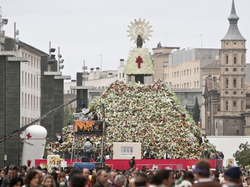 La Virgen, con su manto de flores